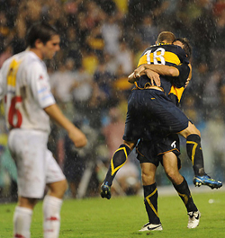 Bajo la lluvia, Boca fue un rel�mpago de goles