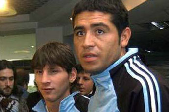 Riquelme cree que Messi juega mejor en Europa porque los defensores 'son m�s inocentes'
