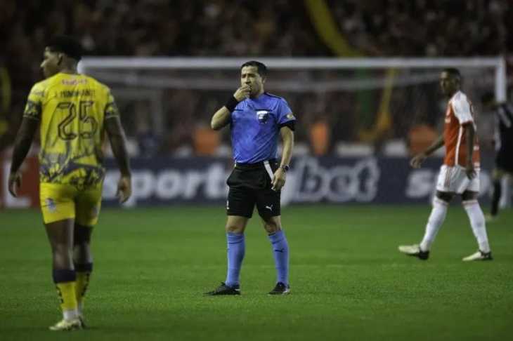 El antecedente del árbitro frente a Independiente del Valle que ilusiona a Boca